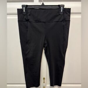 Athleta Black Knee Length Cropped Athletic Mid Rise Leggings Women’s Size M